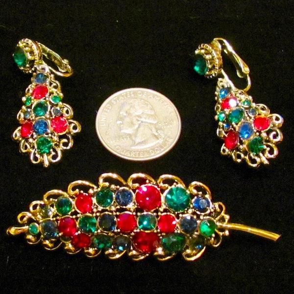 Vintage HOLLYCRAFT Signed Red Green Blue Rhinestone Demi - Parure Brooch Pin Matching Earrings Designer Costume Jewelry Christmas Holiday