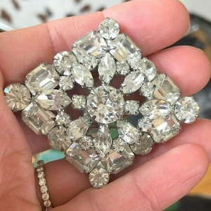 Pristine Weiss Signed Clear Rhinestone & Rhodium Plated Brooch Pin Women&#39;s High Fashion Designer Costume Jewelry Sparkles Galore