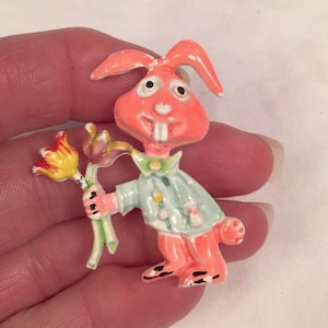 Cute Mid Century BJ BEATRIX JEWELRY Signed Bunny Rabbit With Flowers Pink & Green Enamel Easter Spring Figural Brooch Pin Women&#39;s Jewelry