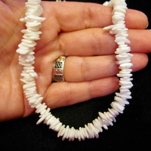 Hawaii Puka Chip Necklace 70s Natural Shells Barrel Clasp Surfer Style Beach Sand Summer Unisex Jewelry Accessory California Casual No Dye