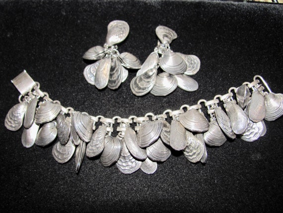 Vintage Napier Shell Charm Bracelet Oyster Clam Silver Tone Signed 7-1/2” Napier Clam Shell Charm Bracelet. Spectacular Book Piece of  main image 2