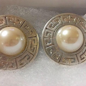 Vintage GIVENCHY Designer signierte große Perle Logo runde Silber Disk Ohrclips High Fashion Damen Vintage Schmuck Französisch Couture