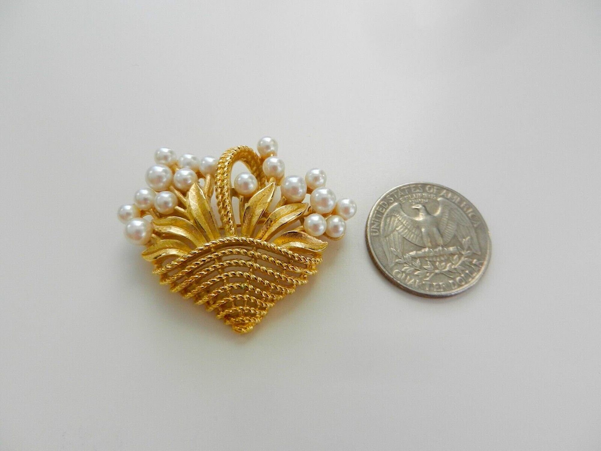 Vintage CROWN TRIFARI Signed Simulated Pearls & Gold Tone