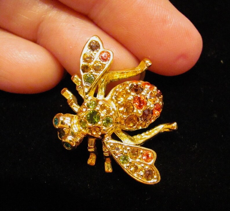 Iconic JOAN RIVERS Signed Multi Color Crystal Harvest BEE Pin Classic Collection Gold Tone Bee Bug Insect Brooch Women/'s Costume Jewelry Box