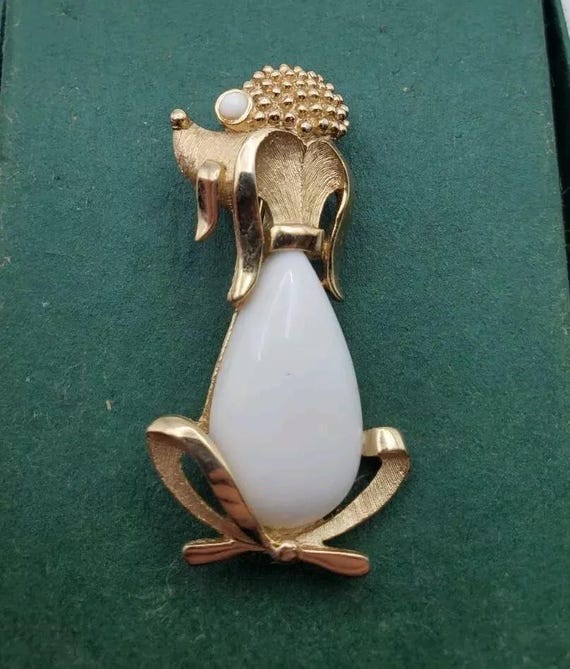 Vintage CROWN TRIFARI Signed RARE Milk Glass Jelly Belly Cabochon