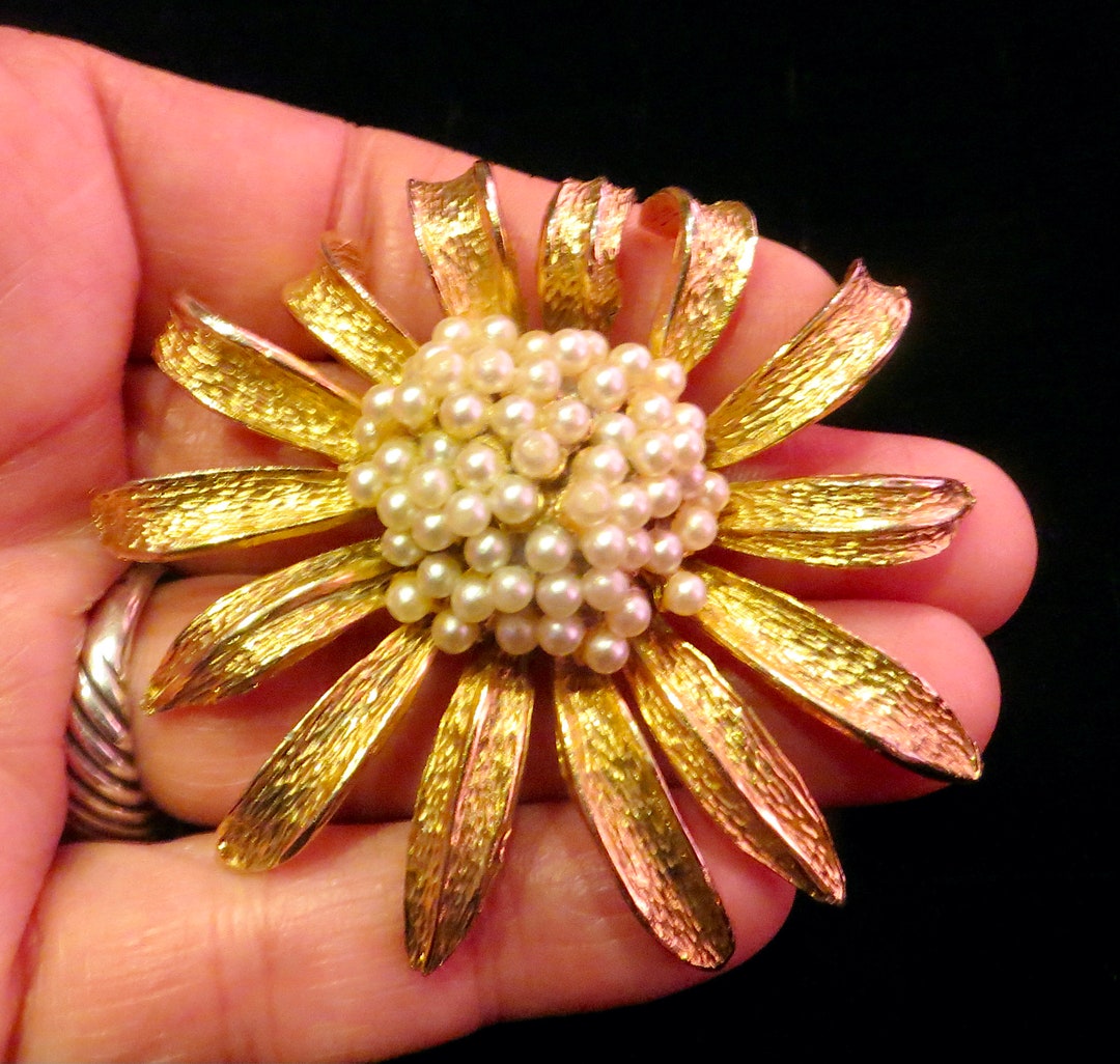 Stunning HATTIE CARNEGIE Signed Domed Pearl Center Flower W