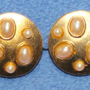 Vintage OSCAR De La RENTA Matte Gold Plated and Pearl Cabochon Clip Earrings Women&#39;s Designer Couture Fashion Jewelry