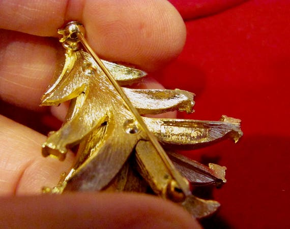 Vintage CROWN TRIFARI Signed Christmas Tree Pin H… - image 4