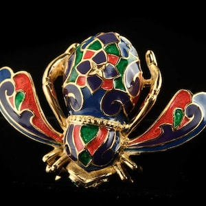 Vintage JOAN RIVERS ondertekend Mardi Gras Imperial Bee GEPENSIONEERD Multi Color emaille broche pin ontwerper figurale Insect Bug vrouwen kostuumsieraden
