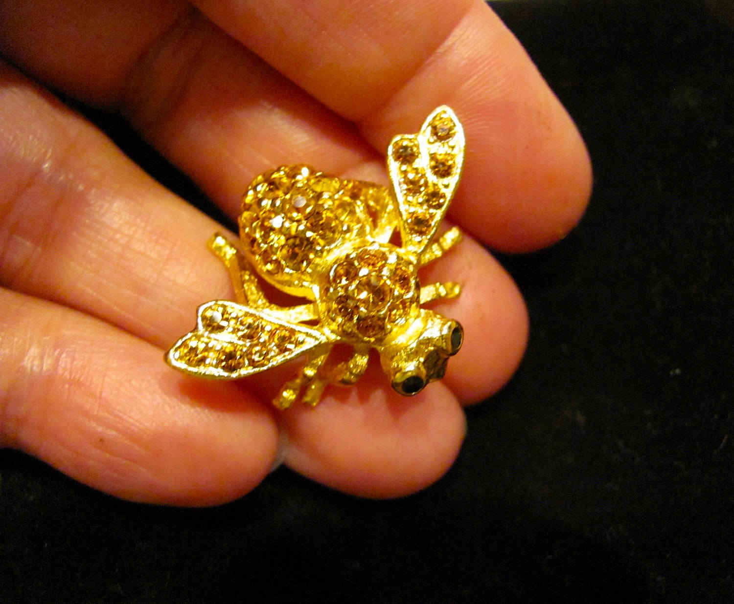 ミッソーニ　ブローチ Iconic JOAN RIVERS Signed Golden Amber Crystal Bee Pin