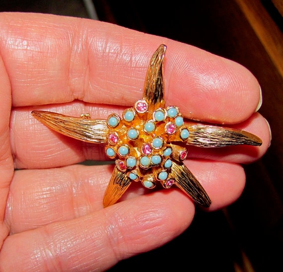 Beautiful HATTIE CARNEGIE Signed Turquoise & Pink Sapphire Stones On Textured Gold Tone Figural Starfish Flower Mid Century Women's Jewelry