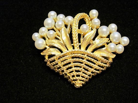 Vintage CROWN TRIFARI Signed Simulated Pearls & Gold Tone