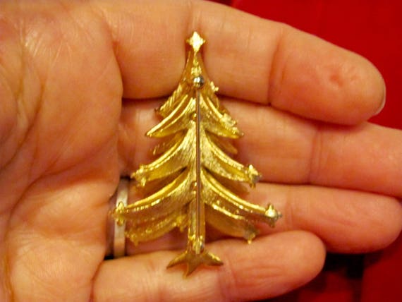 Vintage CROWN TRIFARI Signed Christmas Tree Pin H… - image 3