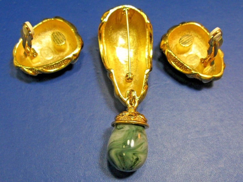 Marvelous JOSE BARRERA Venetian Mist Swirled Gold Design Green Dangle Brooch Pin Clip Earrings Vintage Avon Women/'s Costume Jewelry Set EUC