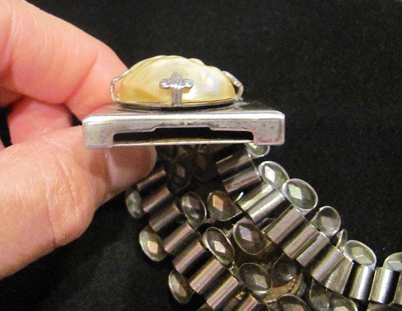 Vintage Rare 50/'s Bracelet Chunky Faux Mabe Pearl /& Diamond Cut Steel Silver Bookchain Book Chain Box Clasp 1.5 Wide 82 Grams No Damage
