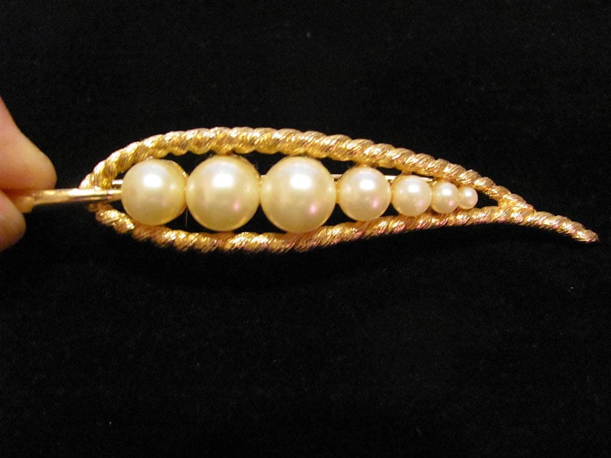 Rare Vintage COROCRAFT Signed Peas in A Pod Creamy Pearls Nestled
