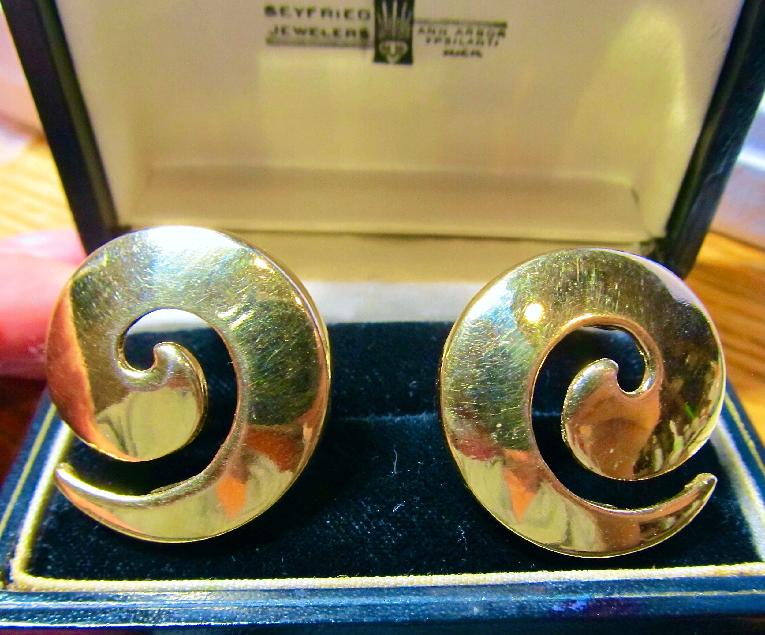 Retro GIVENCHY Signed Vintage Swirl Polished Gold Tone Clip  display picture 1