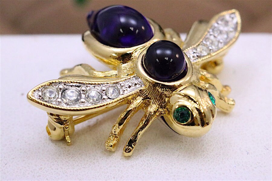 Vintage JOAN RIVERS Ten ( 10 ) Interchangeable Bee Pin Vintage JOAN RIVERS Ten ( 10 ) Interchangeable Bee Pin