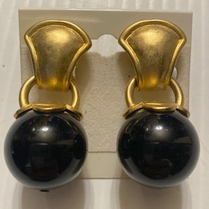Vintage Les Bernard (Uns.) Large Black Round Dangle Matte Gold Tone Door Knocker Clip Earrings Women's Fashion Jewelry