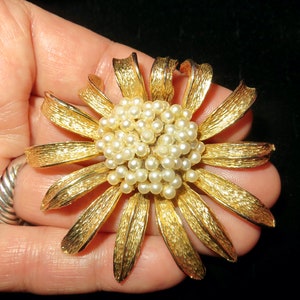 Stunning HATTIE CARNEGIE Signed Domed Pearl Center Flower w/ Textured Gold Tone Petals Brooch Pin Vintage Women&#39;s Rare Costume Jewelry EC