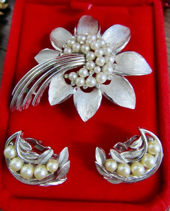 Vintage Crown Trifari Signed Jewelry Set Brooch Pin Earrings 