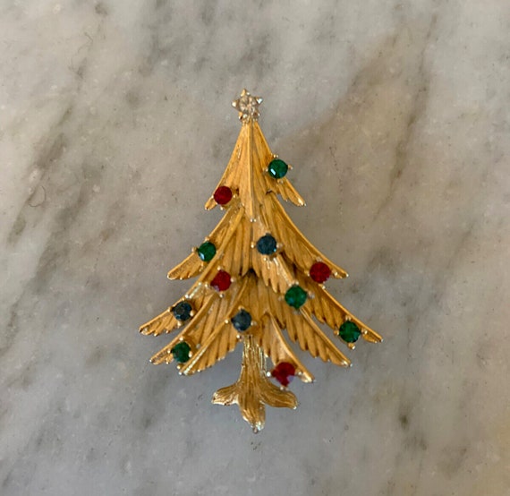 Vintage CROWN TRIFARI Signed Christmas Tree Pin H… - image 4