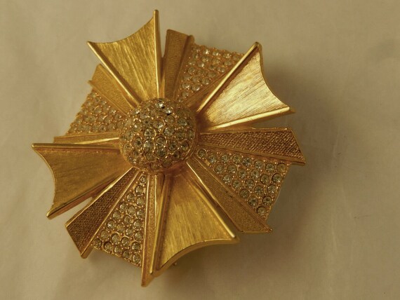 Vintage HATTIE CARNEGIE Star Flower Brooch Pin La… - image 3