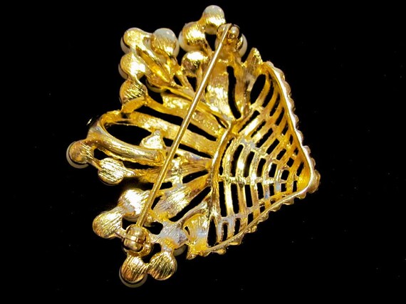 Vintage CROWN TRIFARI Signed Simulated Pearls & Gold Tone