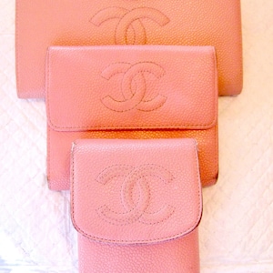 Conjunto de 3 carteras CHANEL de piel color caviar rosa con logo CC, monedero, estuche para cigarrillos y cierre de cremallera. Auténtico y garantizado para mujer.