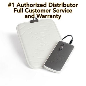 Może przedstawiać: Biała, prostokątna poduszka grzewcza o teksturowanej powierzchni i szarej jednostce sterującej. Jednostka sterująca posiada przycisk zasilania i czarny przewód. U góry znajduje się tekst "#1 Authorized Distributor Full Customer Service and Warranty".