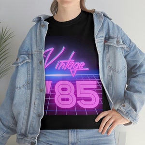 ヴィンテージ 1985 バースデー T シャツ、ネオン シャツ、女性用ヴィンテージ バースデー シャツ、男性用ヴィンテージ バースデー シャツ、1985 レトロ シャツ