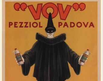 Puede incluir: Un anuncio vintage de "VOV" Pezziol Padova, con una figura enmascarada con un traje negro sosteniendo dos botellas. La figura se encuentra sobre un lecho de uvas y bayas sobre un fondo amarillo.