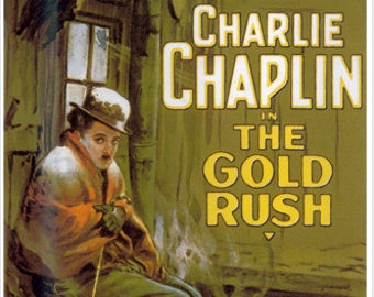 Puede incluir: Un cartel de película vintage que anuncia la película "La fiebre del oro" protagonizada por Charlie Chaplin. El cartel presenta una imagen en blanco y negro de Chaplin en personaje, con un sombrero y un abrigo, sentado en una silla con un palo en la mano. El texto "Charlie Chaplin en La fiebre del oro" está escrito en letras amarillas sobre un fondo verde.