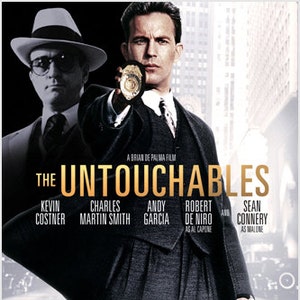Puede incluir: Un póster de película para la película "Los intocables" con Kevin Costner, Charles Martin Smith, Andy Garcia, Robert De Niro y Sean Connery. El póster tiene un fondo en blanco y negro con una ciudad en el fondo. El título de la película está en letras doradas.