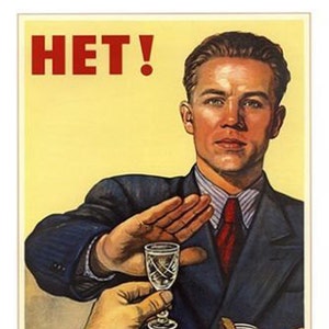 Può includere: Un manifesto di propaganda sovietica vintage con la parola "HET!" in lettere rosse. Un uomo in abito è mostrato mentre rifiuta un bicchiere di alcol con la mano alzata in un gesto di rifiuto. Il manifesto promuove l'astinenza dall'alcol.