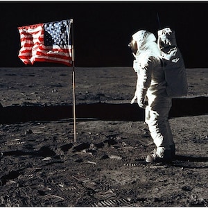 Historische NASA 1960&#39;s &1970&#39;s Apollo Space Program Moon Astronaut USA Engineering Politiek Symboliek Lunar Lending Erected Flag Poster