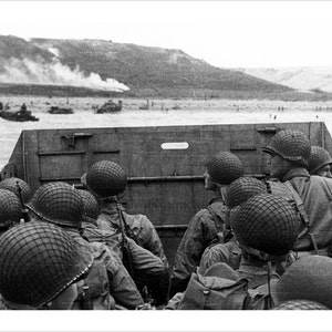 Amerikaanse troepen Omaha Beach Normandy Beach D-Day World War 2 US Marines Beach Landing Photo Poster