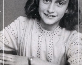 Historisches Foto von Anne Frank mit inspirierendem Motivationszitat als Posterdruck