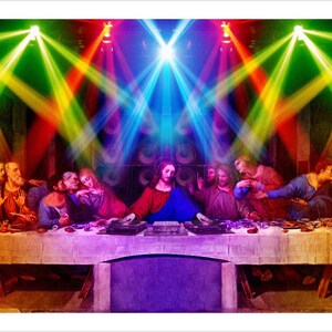 以下が含まれることがあります： 最後の晩餐の絵画が、現代のDJセットとして再解釈されています。イエスは中央にいて、DJミキサーで音楽をミックスしており、弟子たちは彼の周りに座っています。シーンはカラフルなスポットライトで照らされ、活気に満ちたエネルギッシュな雰囲気を作り出しています。