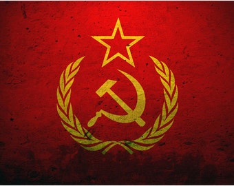 Puede incluir: Una bandera roja con un martillo y una hoz dorados y una estrella dorada en la esquina superior izquierda. El martillo y la hoz están rodeados por una corona de trigo.