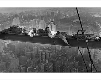 マンハッタンの 800 フィート上に吊り下げられた鉄骨の上でバランスを