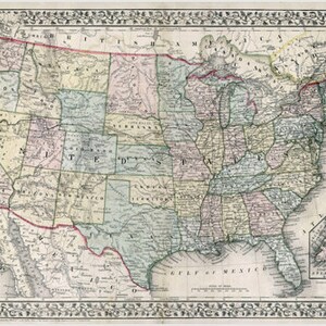 Könnte beinhalten: Eine Vintage-Karte der Vereinigten Staaten, Territorien und Kanadas. Die Karte ist in Schwarzweiß gedruckt mit farbigen Rändern für jeden Bundesstaat und jedes Territorium. Die Karte zeigt die wichtigsten Flüsse, Seen und Städte der Vereinigten Staaten. Die Karte ist von einem dekorativen Rahmen umgeben.