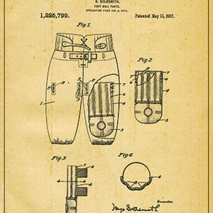 Può includere: Un disegno in bianco e nero di un brevetto per pantaloni da calcio. Il numero di brevetto è 1.295.799. Il brevetto è stato depositato da R. Goldsmith ed è stato brevettato il 15 maggio 1917.