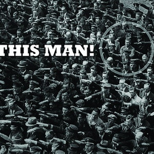 以下が含まれることがあります： 群衆が敬礼をしている白黒写真。画像に「BE THIS MAN!」というテキストが重ねられています。円が群衆の中の1人を強調しています。