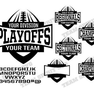Może przedstawiać: Czarno-biały projekt graficzny przedstawiający piłkę nożną z tekstem "Your Division Playoffs Your Team" oraz zestaw innych grafik o tematyce piłkarskiej z tekstem takim jak "Regionals", "Sectionals" i "Champions". Projekt zawiera również zestaw czcionek z dużymi literami i cyframi.