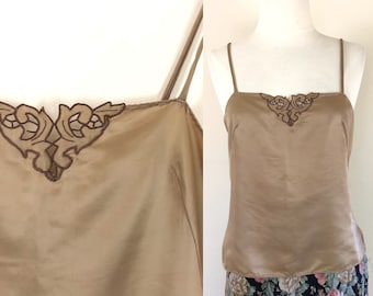 vintage satynowy top na ramiączkach | top na ramiączkach z lat 60. i 70. | kwiatowy haft, taupe, modny boho, dyskotekowy, skrócony top na ramiączkach
