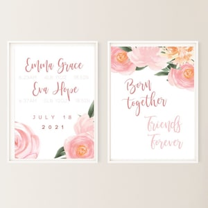 Señal de nombre de niñas gemelas, decoración de vivero rosa floral, juego de regalo personalizado para niñas gemelas de 2 impresiones, impresiones de nacimiento personalizadas