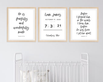 Puede incluir: Tres impresiones enmarcadas con fondos blancos y texto negro. La primera impresión dice "He is fearfully and wonderfully made" con la referencia bíblica "Psalm 139:14". La segunda impresión dice "Liam James" con la fecha "October 17, 2020" y la hora "4:37 PM". La tercera impresión dice "Before I formed him in the womb I knew him. Before he was born I set him apart." con la referencia bíblica "Jeremiah 1:5".