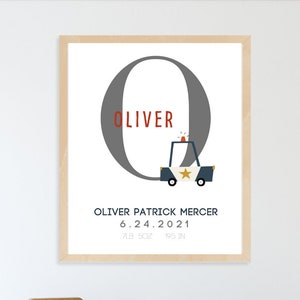 Puede incluir: Una letra O gris con el nombre "Oliver" en letras rojas. Un coche de policía azul y blanco está al lado de la letra. El texto debajo dice "Oliver Patrick Mercer 6.24.2021 7 lbs 5 oz 19.5 in".