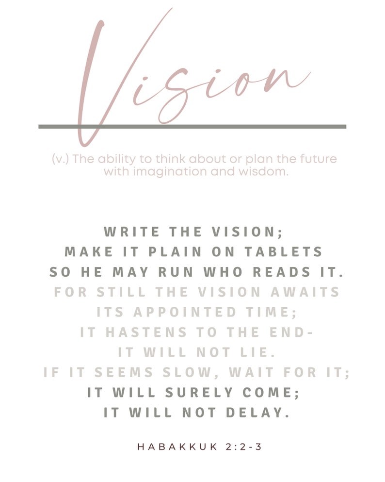 Puede incluir: Una cita motivacional sobre la visi&oacute;n, escrita en cursiva, con el texto "WRITE THE VISION; MAKE IT PLAIN ON TABLETS SO HE MAY RUN WHO READS IT. FOR STILL THE VISION AWAITS ITS APPOINTED TIME; IT HASTENS TO THE END- IT WILL NOT LIE. IF IT SEEMS SLOW, WAIT FOR IT; IT WILL SURELY COME; IT WILL NOT DELAY. HABAKKUK 2:2-3"